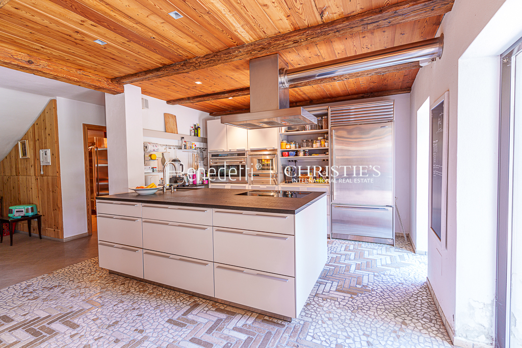 8 Bedroom Estate's Image 15
