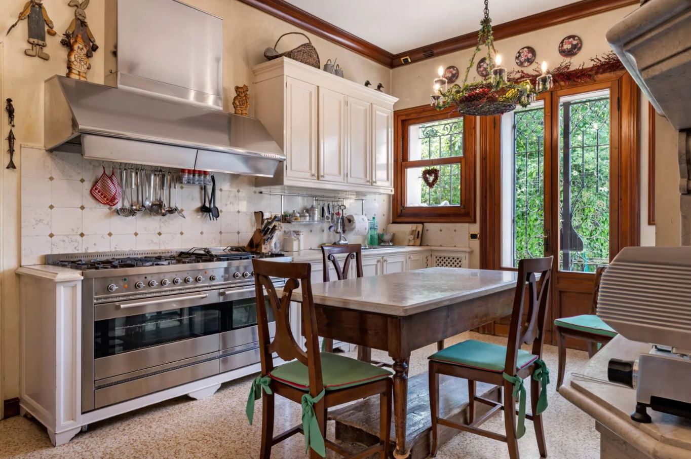 9 Bedroom Villa/Townhouse's Image 6