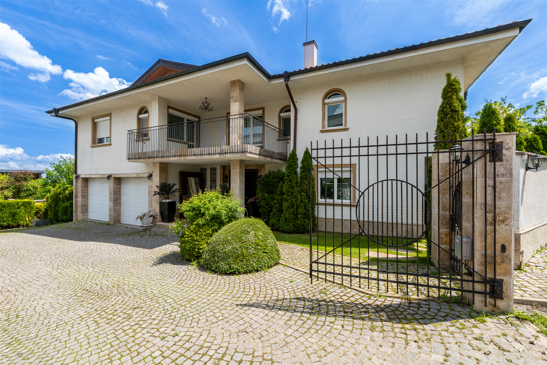5 Bedroom Single Family Home/House's Image 11