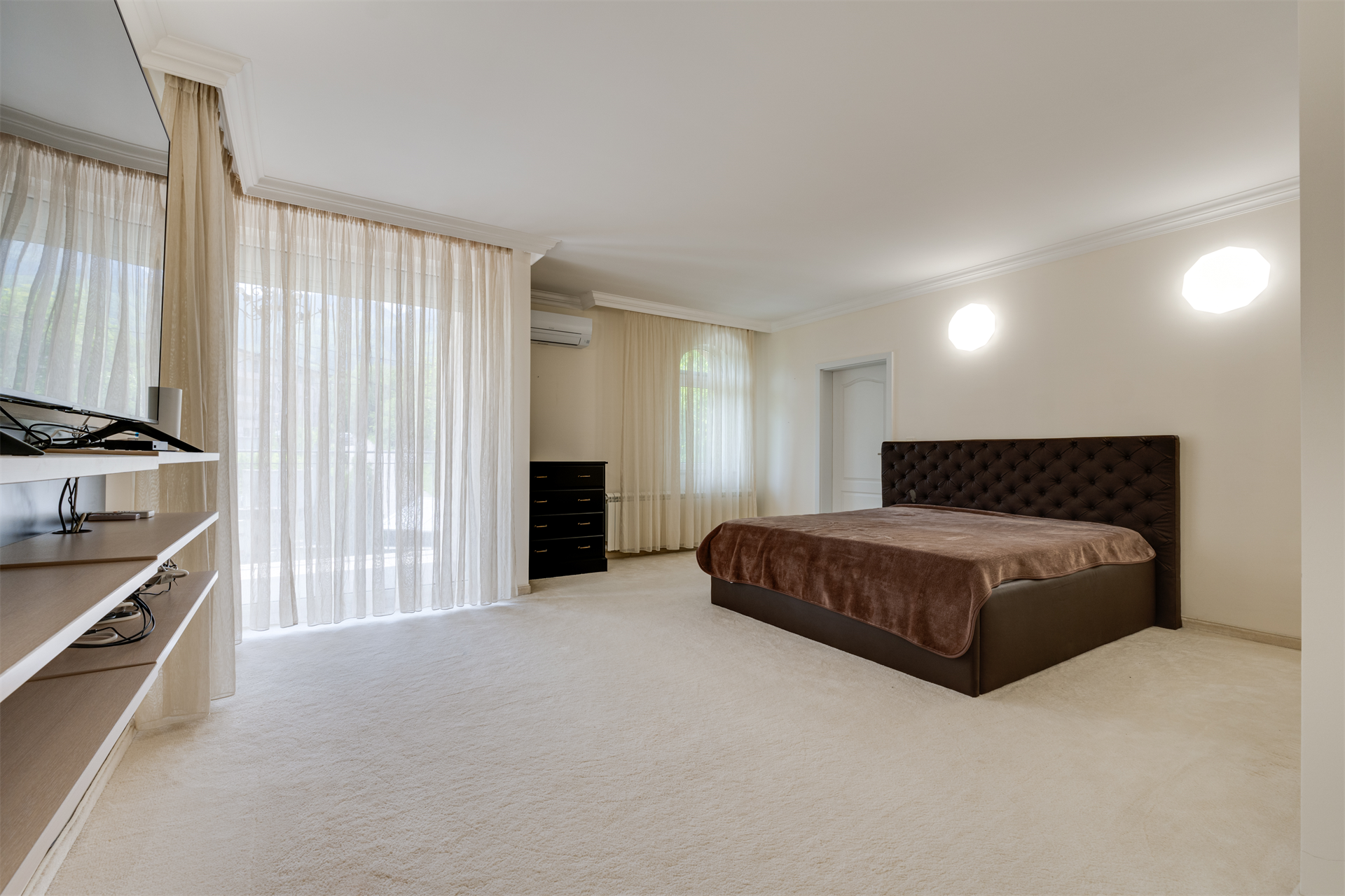 5 Bedroom Single Family Home/House's Image 15
