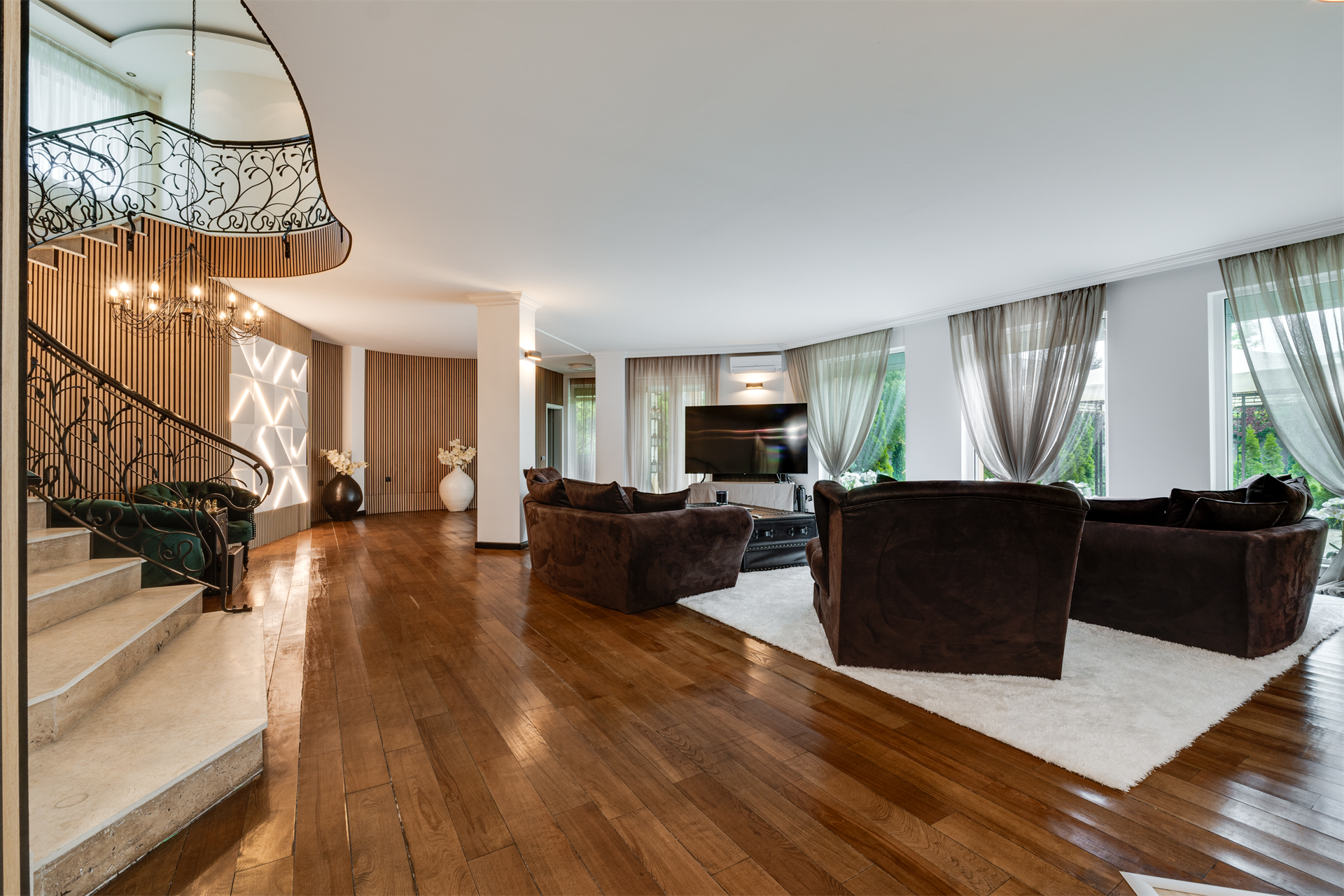 5 Bedroom Single Family Home/House's Image 3